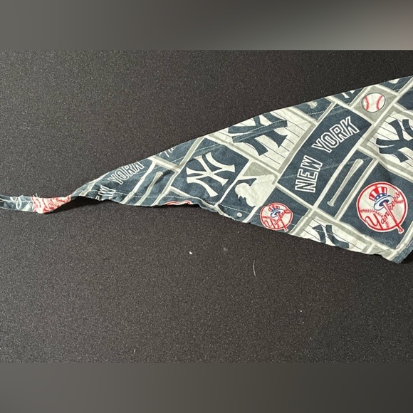 It’s a bandana! Bundle of 2 Yankees bandanas for pups in 2 sizes. EUC - Picture 4 of 9